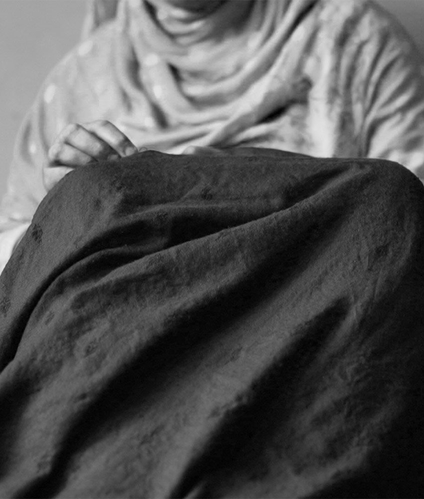 GRAND-PASHMINA-NOIR-ET-CHOCOLAT-04