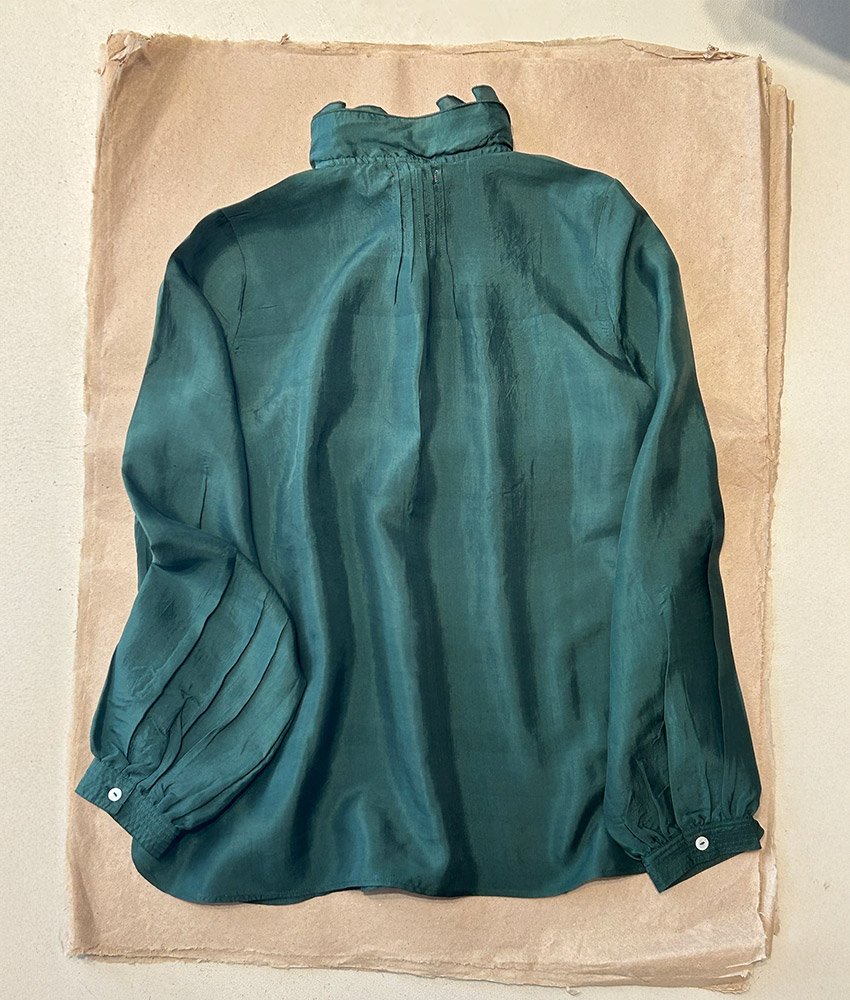 BLOUSE-EN-SOIE-VERT-BOUTEILLE-03