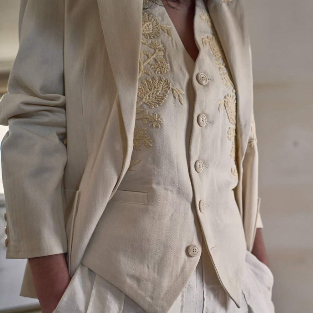 GILET-BRODE-BLANC-CASSE-05